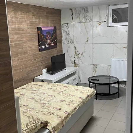 Apartment Meadow Tranquil With Evergreen Garden - One Bedroom Zirovnica