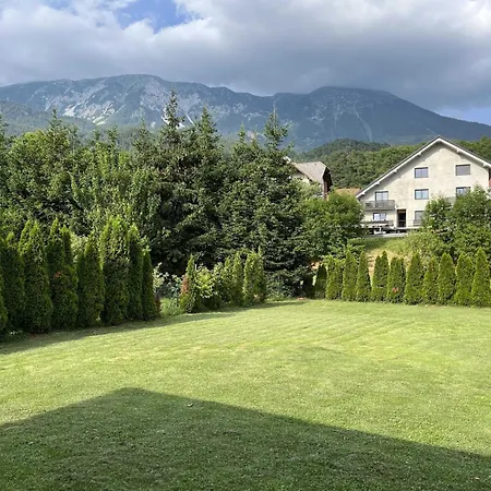 Meadow Tranquil With Evergreen Garden - One Bedroom Zirovnica