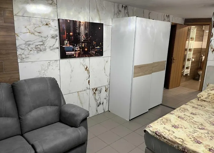 Meadow Tranquil With Evergreen Garden - One Bedroom Apartment Zirovnica