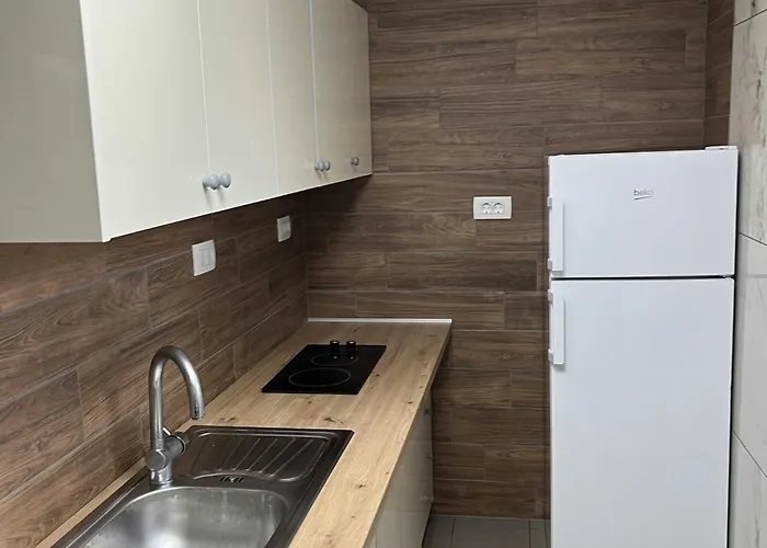 Meadow Tranquil With Evergreen Garden - One Bedroom Apartment Zirovnica